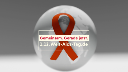 Eine Aidsschleife vor einer Weltkugel verdeutlicht das Thema des Spots: durch globalen Kürzungen droht Aids zurück zu kommen. 