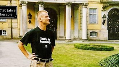 Mann in schwarzem T-Shirt mit Schriftzug 