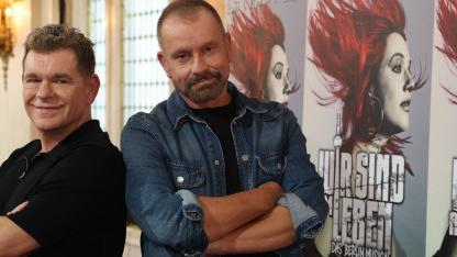 Peter Plate (links) und Ulf Leo Sommer (rechts) vor Plakaten zum Musical 