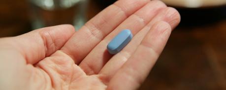 auf einer Handinnenfläche liegt eine blaue Pille