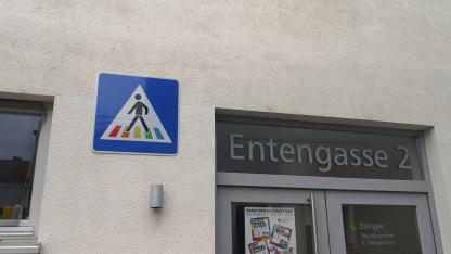 Verkehrsschild der Gerechtigkeit "Zebrastreifen" - Kunstprojekt Papiertheater Nürnberg